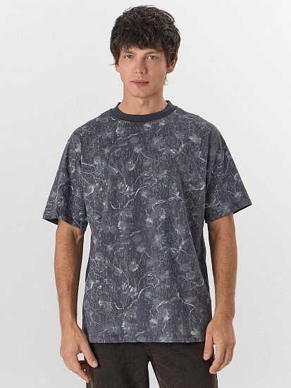 картинка Футболка мужская серая с узором от магазина мужской одежды Mark Formelle