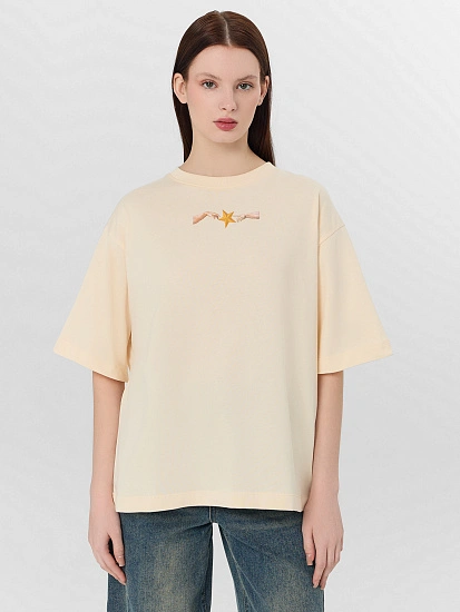картинка Футболка оверсайз женская бежевая с принтом от магазина стильной одежды Mark Formelle