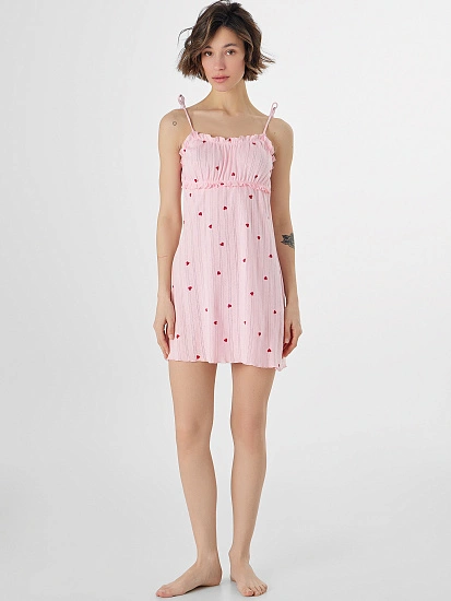 картинка Сорочка ночная женская белая с принтом в сердечко от магазина стильной одежды Mark Formelle