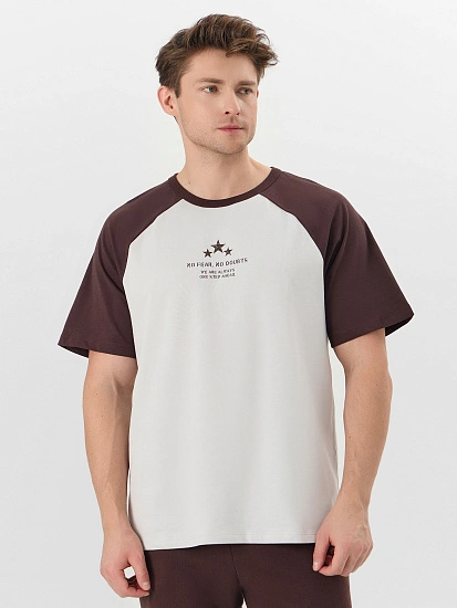 картинка Футболка мужская бежевая с надписью от магазина мужской одежды Mark Formelle