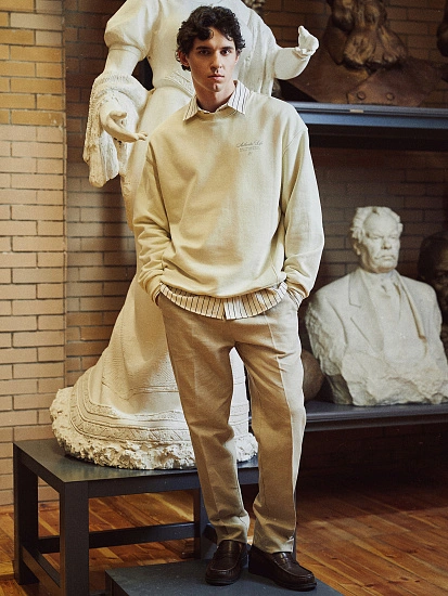 картинка Свитшот мужской бежевый с надписью от магазина мужской одежды Mark Formelle