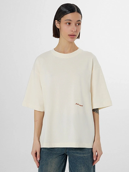 картинка Футболка оверсайз женская бежевая с надписью от магазина стильной одежды Mark Formelle