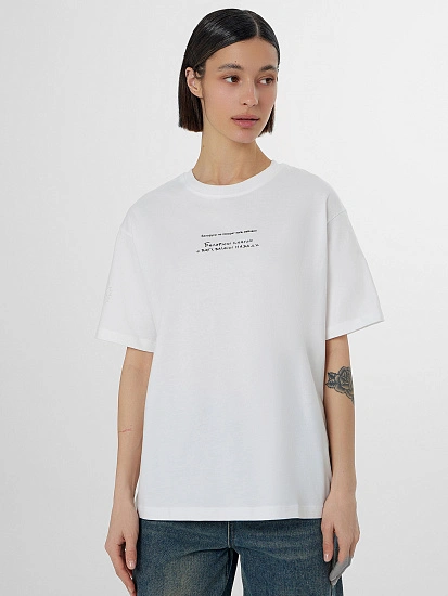 картинка Футболка базовая женская белая с надписью от магазина стильной одежды Mark Formelle