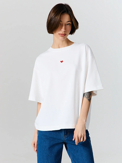 картинка Футболка оверсайз женская белая с надписью от магазина стильной одежды Mark Formelle