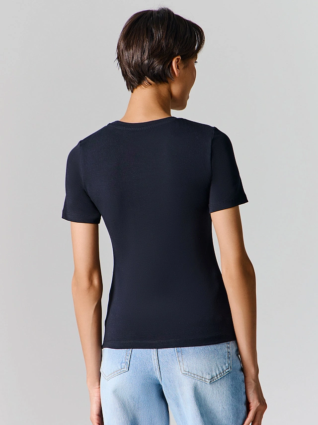 Футболка женская черная прилегающего силуэта - 4