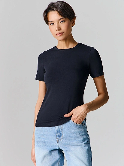 картинка Футболка женская черная прилегающего силуэта от магазина стильной одежды Mark Formelle