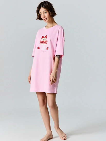 картинка Туника домашняя женская розовая с надписью "Как обычно, все клубнично" от магазина стильной одежды Mark Formelle