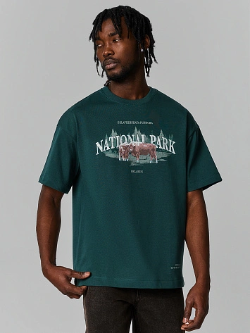 Футболка мужская зеленая с принтом зубров и надписью "Беловежская пуща. Национальный парк"