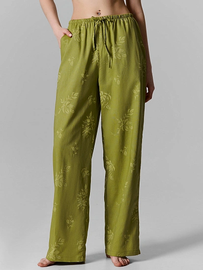 картинка Брюки домашние женские зеленые с цветочным принтом от магазина стильной одежды Mark Formelle