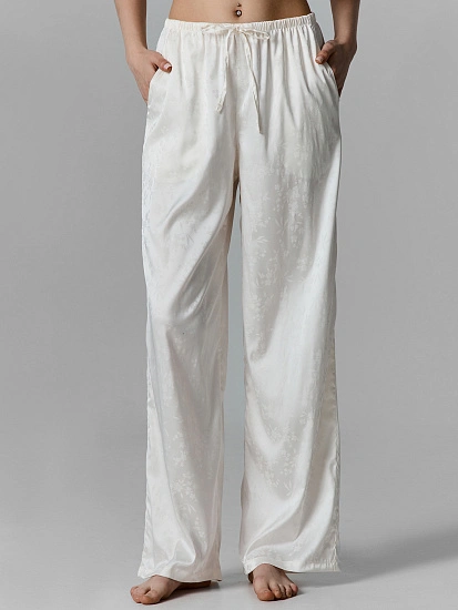 картинка Брюки домашние женские молочные с цветочным принтом от магазина стильной одежды Mark Formelle