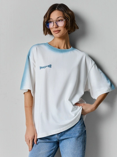 картинка Футболка оверсайз женская белая с надписью "Master of sarcasm" от магазина стильной одежды Mark Formelle