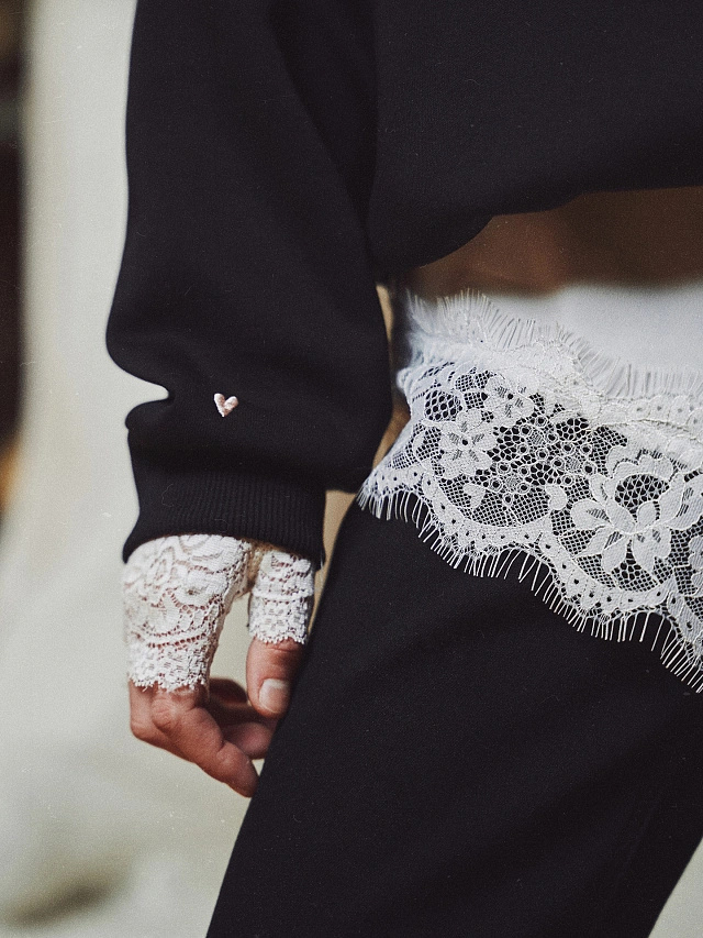 Теплый свитшот женский черный с начесом - 4