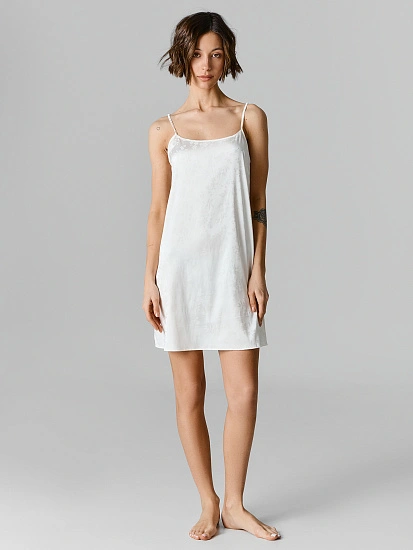 картинка Сорочка ночная женская молочная на бретелях от магазина стильной одежды Mark Formelle