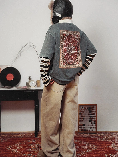 картинка Футболка оверсайз женская серая с принтом винтажного ковра от магазина стильной одежды Mark Formelle