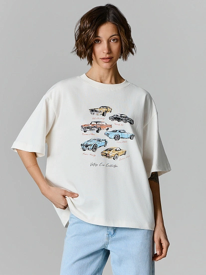 картинка Футболка оверсайз женская молочная с принтом винтажных авто от магазина стильной одежды Mark Formelle