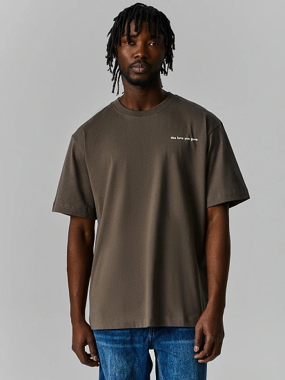 картинка Футболка прямая мужская коричневая от магазина мужской одежды Mark Formelle