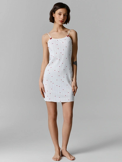 картинка Сорочка ночная женская белая с принтом в сердечко от магазина стильной одежды Mark Formelle