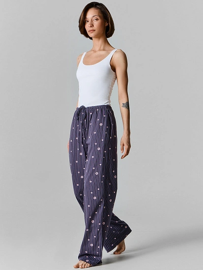 картинка Брюки домашние женские синие с цветочным принтом от магазина стильной одежды Mark Formelle