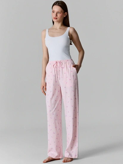 картинка Брюки домашние женские розовые в полоску с принтом вишенок от магазина стильной одежды Mark Formelle