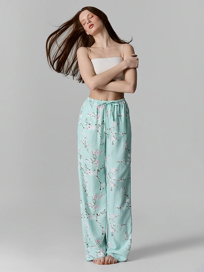 картинка Брюки домашние женские с принтом сакуры прямого кроя от магазина стильной одежды Mark Formelle