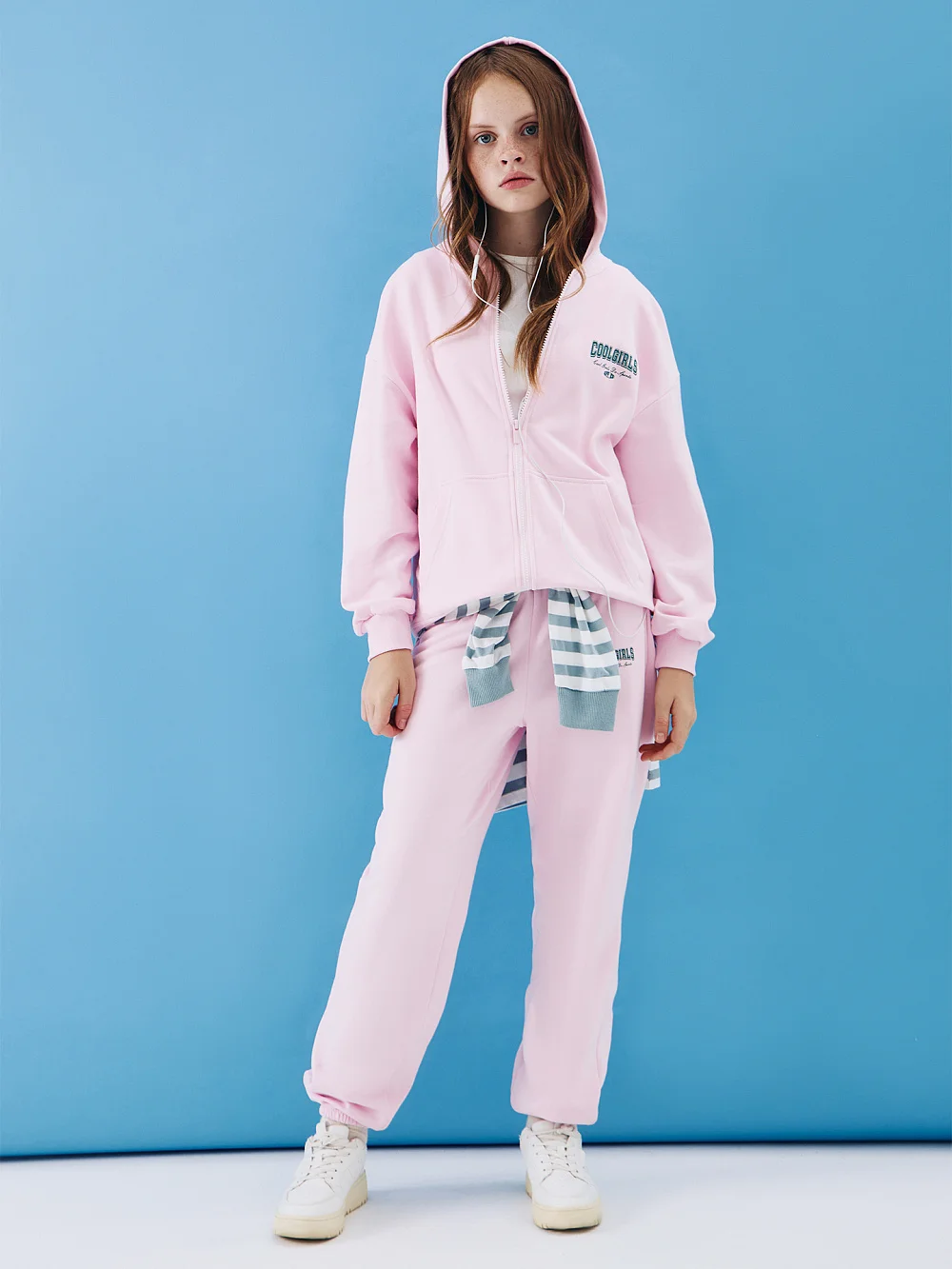 картинка Костюм спортивный для девочек розовый от известного бренда одежды для девочек Mark Formelle