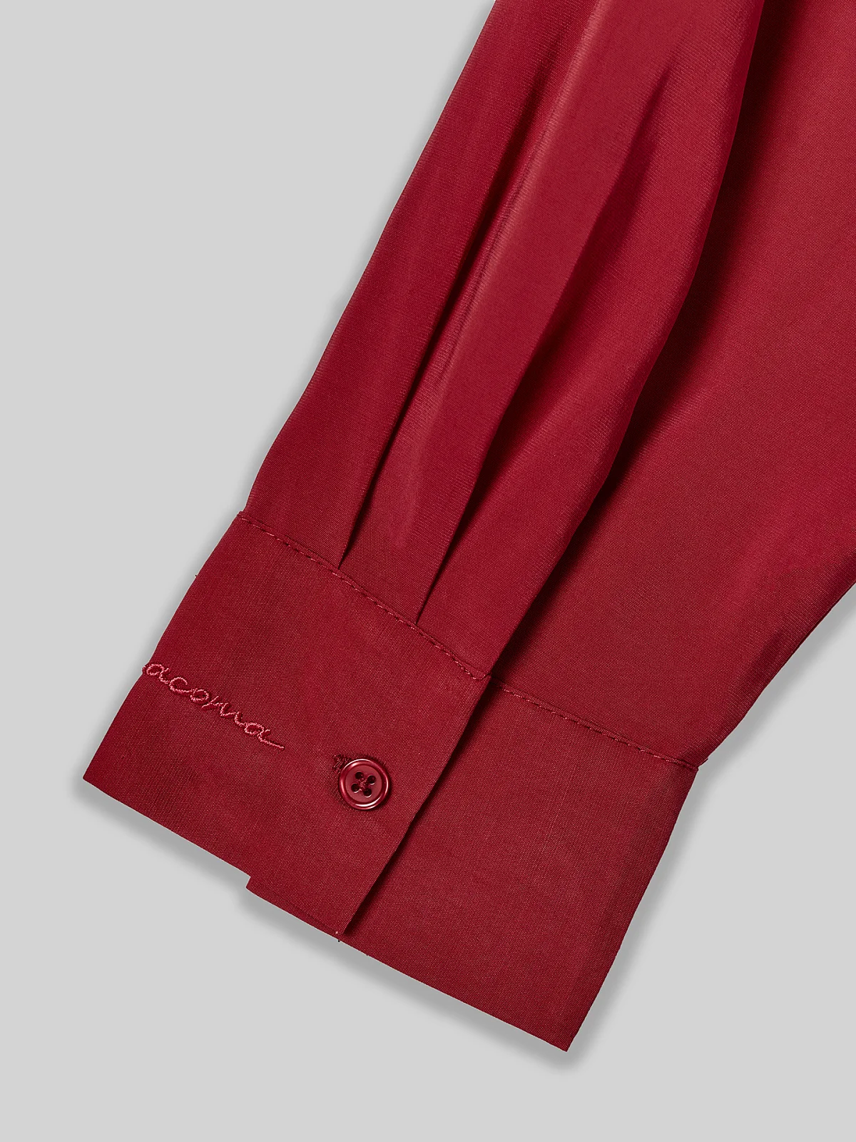 Рубашка женская красная с вышивкой на рукаве - 13