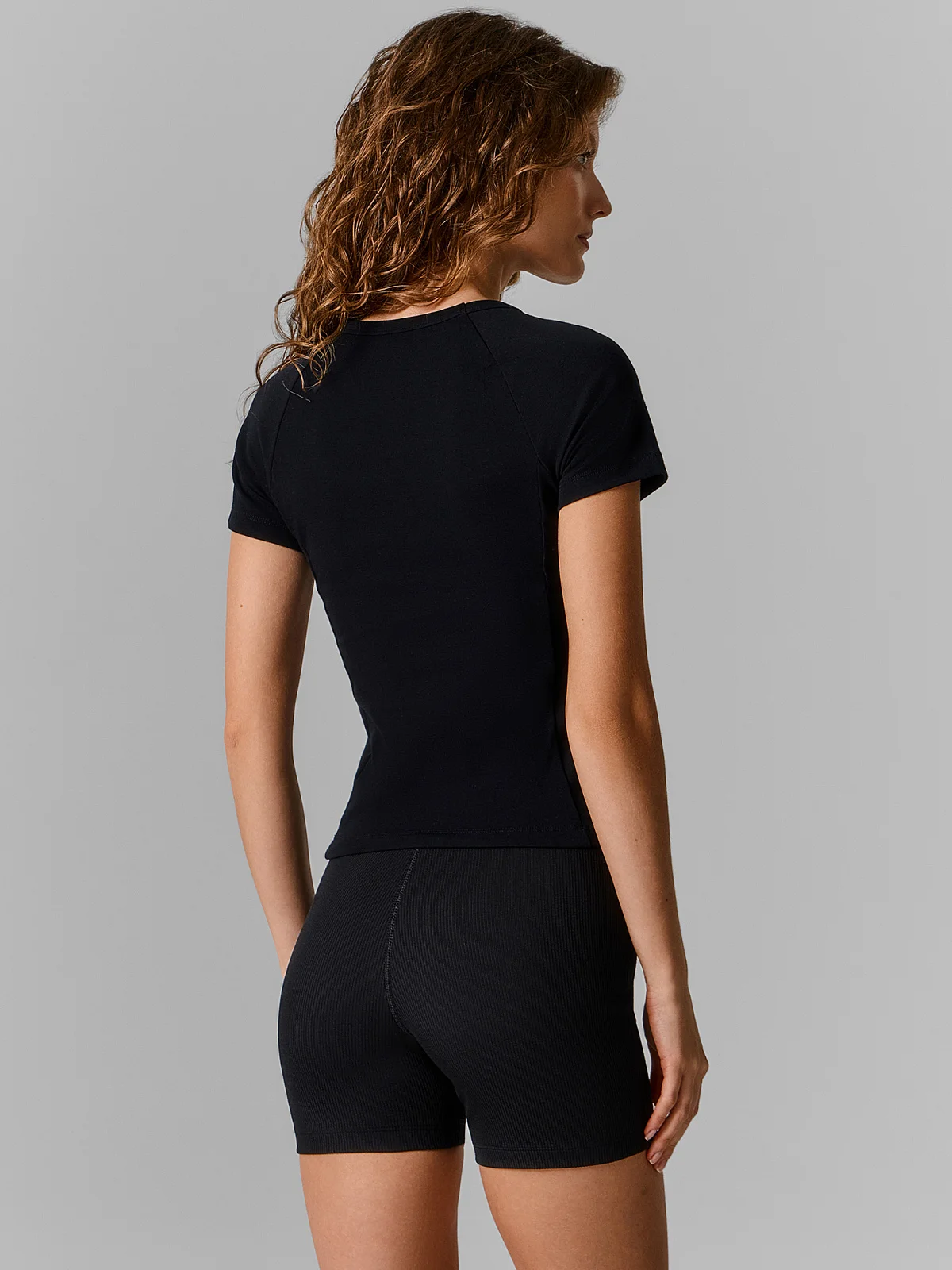 Футболка женская черная спортивная